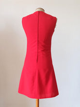 Laden Sie das Bild in den Galerie-Viewer, 1960s - Stunning Red Cotton Dress - W28 (72cm)