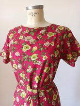 Charger l'image dans la galerie, 1960s - DEADSTOCK - Rouge Floral Dress - Sz 46