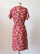 Charger l'image dans la galerie, 1960s - DEADSTOCK - Rouge Floral Dress - Sz 46