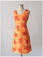 Laden Sie das Bild in den Galerie-Viewer, 1960s - Orange Dress - W32 (82cm)