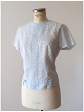 Laden Sie das Bild in den Galerie-Viewer, 1960s - Light Blue Blouse - W35 (88cm)
