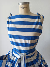 Charger l'image dans la galerie, 1950s - Iconic Spaghetti Straps Pockets Cotton Dress - W26 (66cm)
