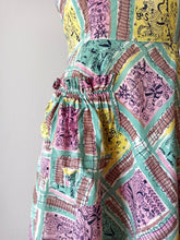 Charger l'image dans la galerie, 1940s 1950s - Precious 1001 Nights Novelty Cotton Dress - W27 (68cm)