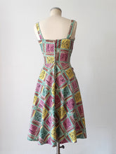Charger l'image dans la galerie, 1940s 1950s - Precious 1001 Nights Novelty Cotton Dress - W27 (68cm)