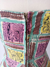 Charger l'image dans la galerie, 1940s 1950s - Precious 1001 Nights Novelty Cotton Dress - W27 (68cm)