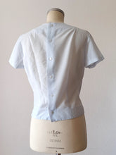 Laden Sie das Bild in den Galerie-Viewer, 1960s - Light Blue Blouse - W35 (88cm)