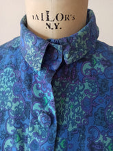 Laden Sie das Bild in den Galerie-Viewer, 1960s - Purple Blue Silk Blouse
