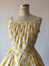 Charger l'image dans la galerie, 1950s - Fabulous Yellow Polkadots Cotton Dress - W28.5 (72cm)