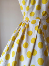 Charger l'image dans la galerie, 1950s - Fabulous Yellow Polkadots Cotton Dress - W28.5 (72cm)