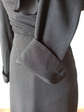 Laden Sie das Bild in den Galerie-Viewer, 1960s - VERA MONT, Paris - Black Dress - W26 (66cm)