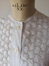 Laden Sie das Bild in den Galerie-Viewer, 1960s - IRA BLUSEN, Germany - White Cotton Blouse - Sz 40