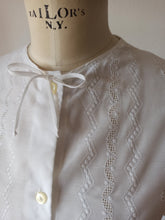 Laden Sie das Bild in den Galerie-Viewer, 1960s - TREVIRA, Germany - White Blouse - Sz 44