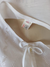 Laden Sie das Bild in den Galerie-Viewer, 1960s - TREVIRA, Germany - White Blouse - Sz 44