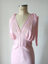 Charger l'image dans la galerie, 1940s - Pink Crepe Night Gown - Sz L/XL