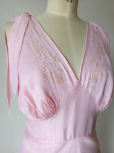 Charger l'image dans la galerie, 1940s - Pink Crepe Night Gown - Sz L/XL