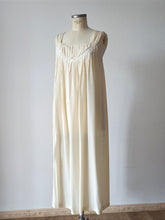 Laden Sie das Bild in den Galerie-Viewer, ANTIQUE - Pure Silk Night Gown - One Size