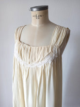 Laden Sie das Bild in den Galerie-Viewer, ANTIQUE - Pure Silk Night Gown - One Size