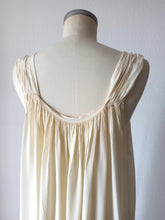 Laden Sie das Bild in den Galerie-Viewer, ANTIQUE - Pure Silk Night Gown - One Size