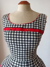 Charger l'image dans la galerie, 1950s 1960s - Adorable Novelty Cotton Dress - W25 (64cm)