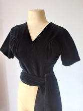 Cargar imagen en el visor de la galería, 1940s 1950s - Black Velvet Top - W23 (58cm)