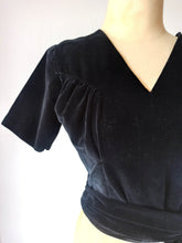 Cargar imagen en el visor de la galería, 1940s 1950s - Black Velvet Top - W23 (58cm)