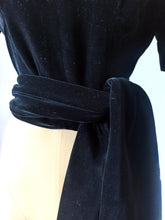 Cargar imagen en el visor de la galería, 1940s 1950s - Black Velvet Top - W23 (58cm)