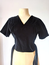 Cargar imagen en el visor de la galería, 1940s 1950s - Black Velvet Top - W23 (58cm)