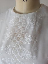 Carica l'immagine nel visualizzatore di Gallery, 1960s - White Embroidery Blouse - Sz 50