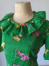 Charger l'image dans la galerie, 1960s - Green Floral Satin Dress - W31 (80cm)