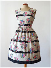 Charger l'image dans la galerie, 1950s - Gorgeous Floral Cotton Dress - W30 (76cm)