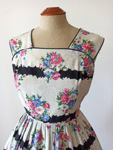 Charger l'image dans la galerie, 1950s - Gorgeous Floral Cotton Dress - W30 (76cm)