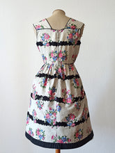 Charger l'image dans la galerie, 1950s - Gorgeous Floral Cotton Dress - W30 (76cm)