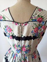 Charger l'image dans la galerie, 1950s - Gorgeous Floral Cotton Dress - W30 (76cm)