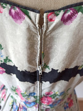 Charger l'image dans la galerie, 1950s - Gorgeous Floral Cotton Dress - W30 (76cm)