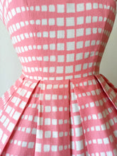 Charger l'image dans la galerie, 1950s - Adorable Pink Soft Barkcloth Dress - W27.5 (70cm)