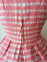 Charger l'image dans la galerie, 1950s - Adorable Pink Soft Barkcloth Dress - W27.5 (70cm)