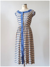 Load image into Gallery viewer, 1940s - Adorable Roseprint Rayon Dress - W27 (68cm)