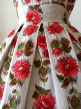 Charger l'image dans la galerie, 1950s - Spectacular Floral Textured Cotton Dress - W27 (68cm)