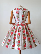 Charger l'image dans la galerie, 1950s - Spectacular Floral Textured Cotton Dress - W27 (68cm)