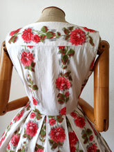 Charger l'image dans la galerie, 1950s - Spectacular Floral Textured Cotton Dress - W27 (68cm)