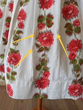 Charger l'image dans la galerie, 1950s - Spectacular Floral Textured Cotton Dress - W27 (68cm)