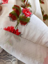 Charger l'image dans la galerie, 1950s - Spectacular Floral Textured Cotton Dress - W27 (68cm)