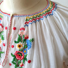 Cargar imagen en el visor de la galería, 1940s 1950s - MODEX, Hungary - Exquisite Embroidery Blouse - Sz 40
