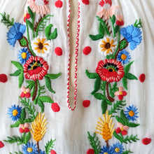 Cargar imagen en el visor de la galería, 1940s 1950s - MODEX, Hungary - Exquisite Embroidery Blouse - Sz 40