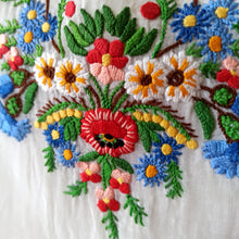 Cargar imagen en el visor de la galería, 1940s 1950s - MODEX, Hungary - Exquisite Embroidery Blouse - Sz 40