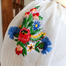 Cargar imagen en el visor de la galería, 1940s 1950s - MODEX, Hungary - Exquisite Embroidery Blouse - Sz 40