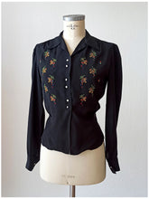 Charger l'image dans la galerie, 1940s - Precious Floral Baskets Embroidery Blouse - W30 (76cm)