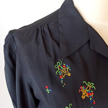 Charger l'image dans la galerie, 1940s - Precious Floral Baskets Embroidery Blouse - W30 (76cm)