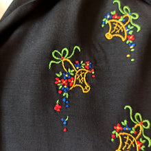 Charger l'image dans la galerie, 1940s - Precious Floral Baskets Embroidery Blouse - W30 (76cm)