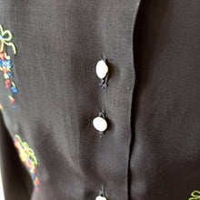 Charger l'image dans la galerie, 1940s - Precious Floral Baskets Embroidery Blouse - W30 (76cm)